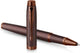 Parker dans un stylo roller monochrome | encre noire | finition et détails bordeaux | point fin | avec coffret cadeau