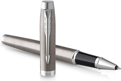 Parker dans un stylo roller | en acier inoxydable avec garniture chromée | pointe fine avec remplissage d'encre noire | avec coffret cadeau
