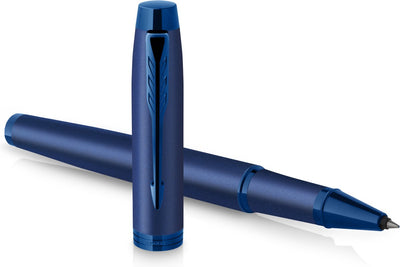 Parker dans un stylo roller monochrome | encre noire | finition et détails bleus | point fin | emballage cadeau