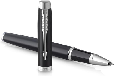 Parker dans un stylo roller | noir mat avec garniture chromée | pointe fine avec remplissage d'encre noire | emballage cadeau