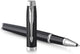 Parker dans un stylo roller | noir mat avec garniture chromée | pointe fine avec remplissage d'encre noire | emballage cadeau