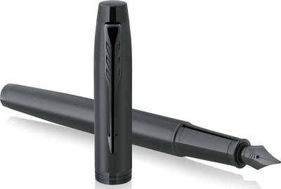 Parker dans un stylo plume | noir mat avec détails noirs | pointe moyenne avec cartouche d'encre bleue | coffret cadeau