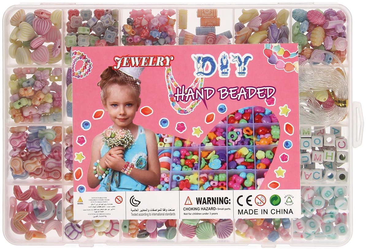 Perles dans une boîte de rangement pastel