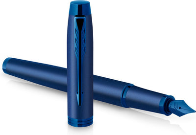 Stylo plume Parker im monochrome | encre bleue | finition et détails bleus | point moyen | avec coffret cadeau