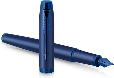 Stylo plume Parker im monochrome | encre bleue | finition et détails bleus | point fin | emballage cadeau