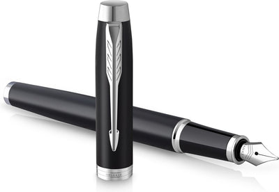 Parker dans un stylo plume | noir mat avec détails chromés | pointe fine avec cartouche d'encre bleue | coffret cadeau