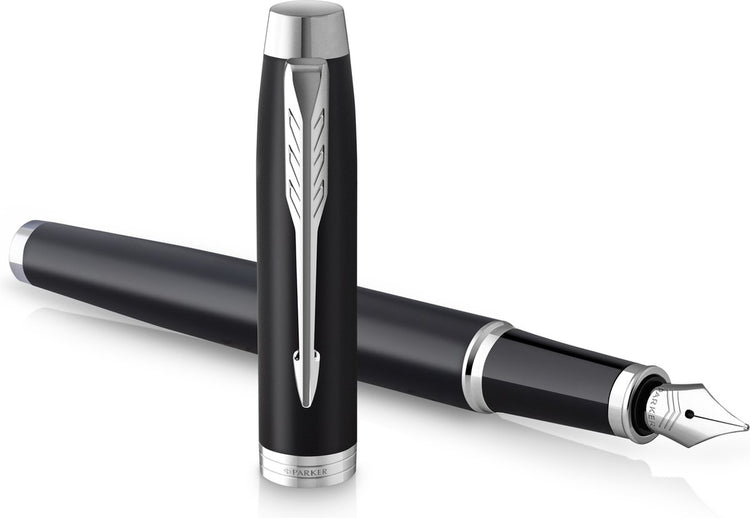 Parker dans un stylo plume | noir mat avec détails chromés | pointe fine avec cartouche d'encre bleue | coffret cadeau