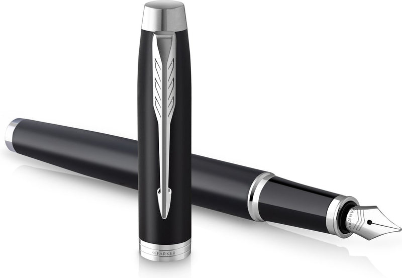Parker dans un stylo plume | noir mat avec finition chromée | pointe moyenne avec cartouche d'encre bleue | emballage cadeau