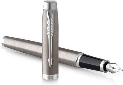 Parker dans un stylo plume | acier inoxydable avec finition chromée | pointe moyenne avec cartouche d'encre bleue | emballage cadeau
