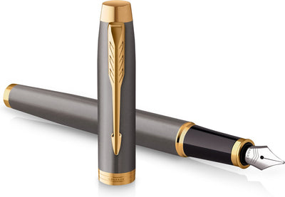 Parker dans un stylo plume | peinture grise avec détails dorés | plume en acier inoxydable poli | encre bleue | emballage cadeau