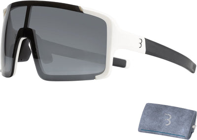 Lunettes de cyclisme Bbb pour hommes et femmes - Lunettes de soleil de vélo avec grand verre pour une protection UV à 100 % - Lunettes de sport durables à monture complète - Fumée blanche mate - Chester BSG-69