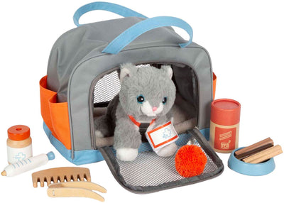 Petit chat étreint avec un sac de porte-sacs et ensemble de soins