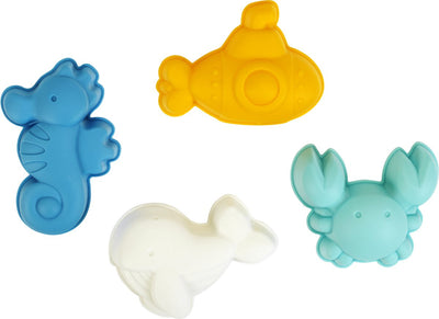 Petits jouets – un bac à sable en forme de baleine, d'hippocampe, de crabe et de sous-marins. fabriqué à partir de matériaux recyclés
