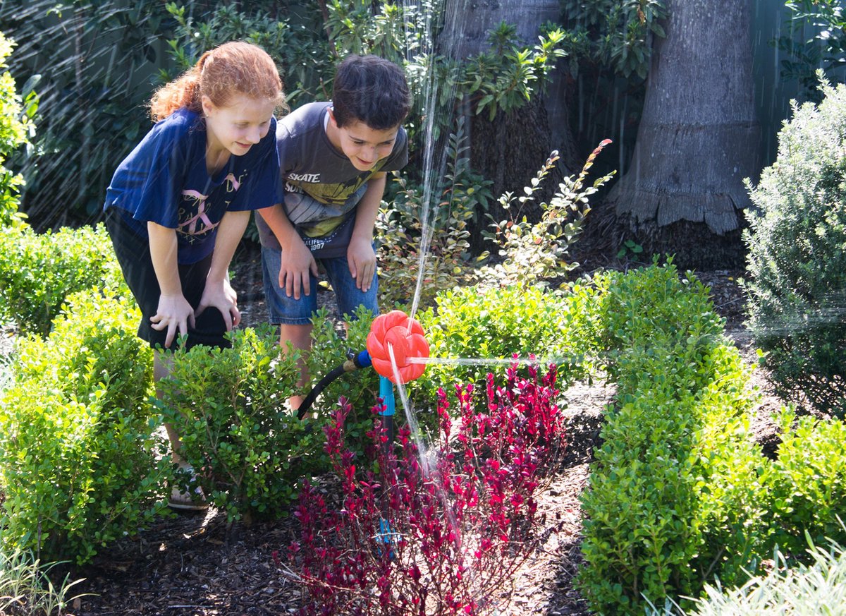 Arroseur d'eau Gardena pour les enfants dans le jardin