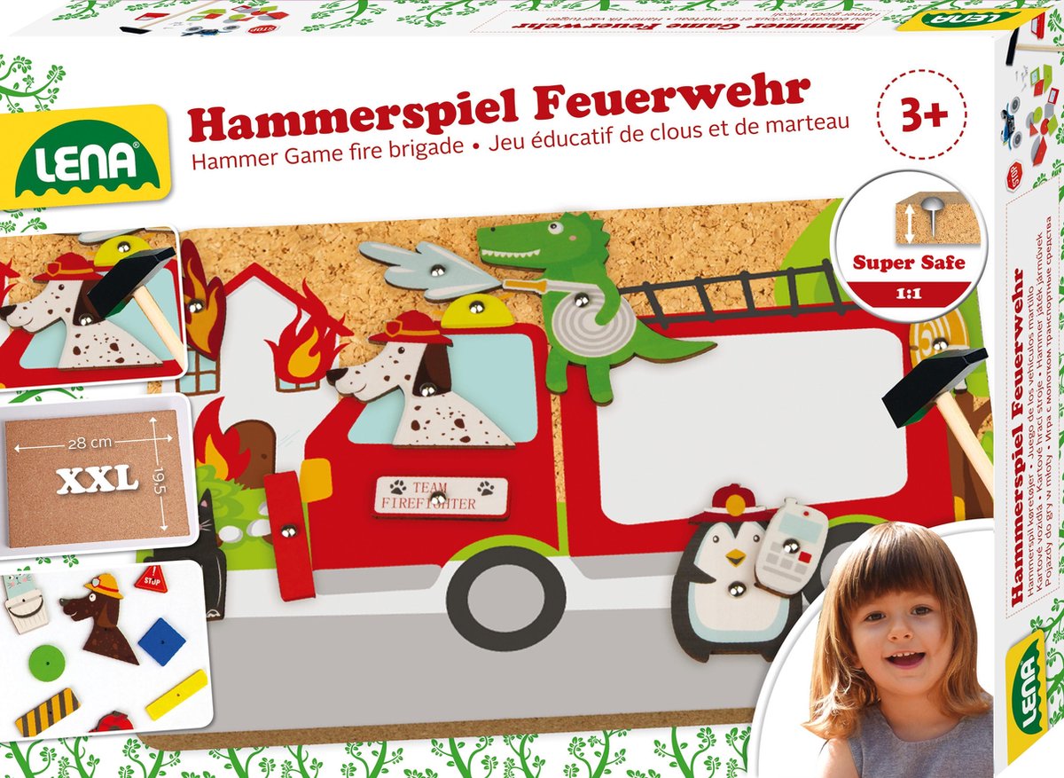 Lena frappe les pompiers avec un marteau