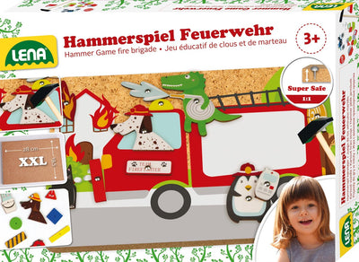 Lena frappe les pompiers avec un marteau