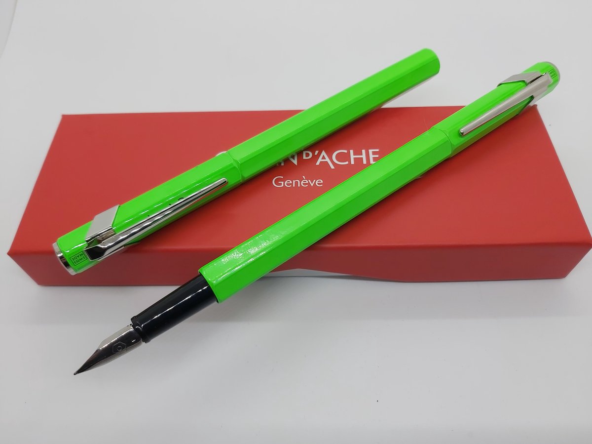 Stylo plume Caran d'ache 849 ligne fluo vert