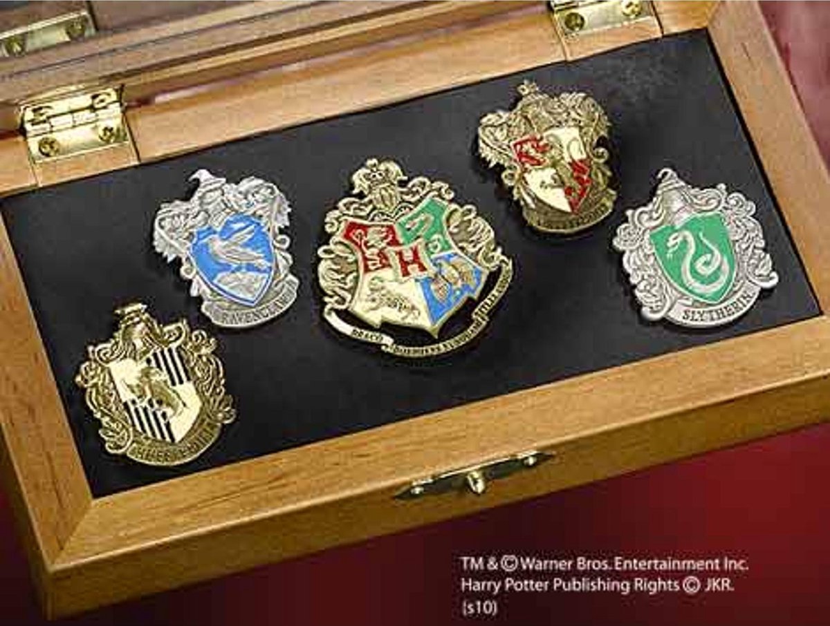 La noble collection d'épingles de la maison de Poudlard