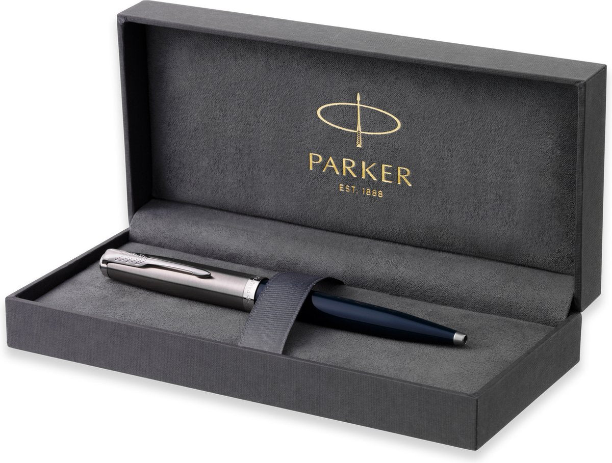 Stylo à bille Parker 51 | boîtier bleu foncé avec finition chromée | pointe moyenne avec recharge d'encre noire | emballage cadeau