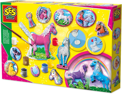 Ses girss jouant et peignant cheval