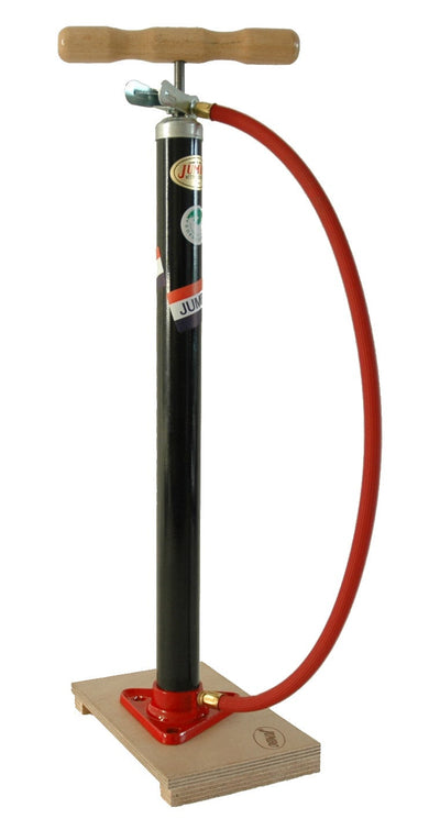 pompe à vélo sur planche en bois avec valve Dunlop