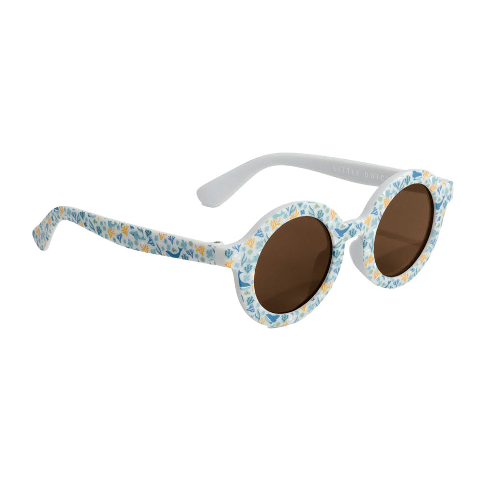 Little néerlandais de lunettes de soleil pour enfants