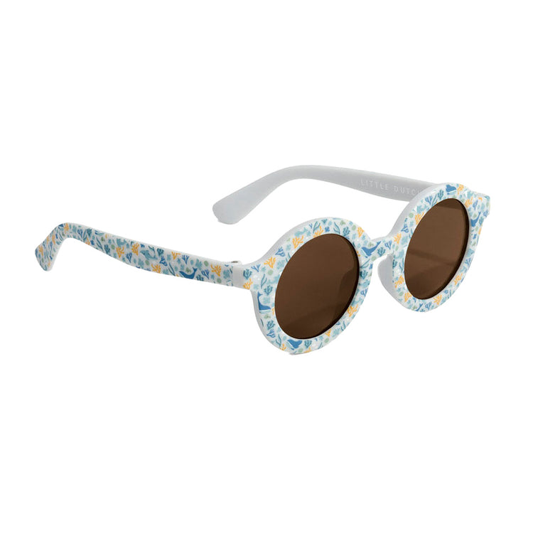Little néerlandais de lunettes de soleil pour enfants