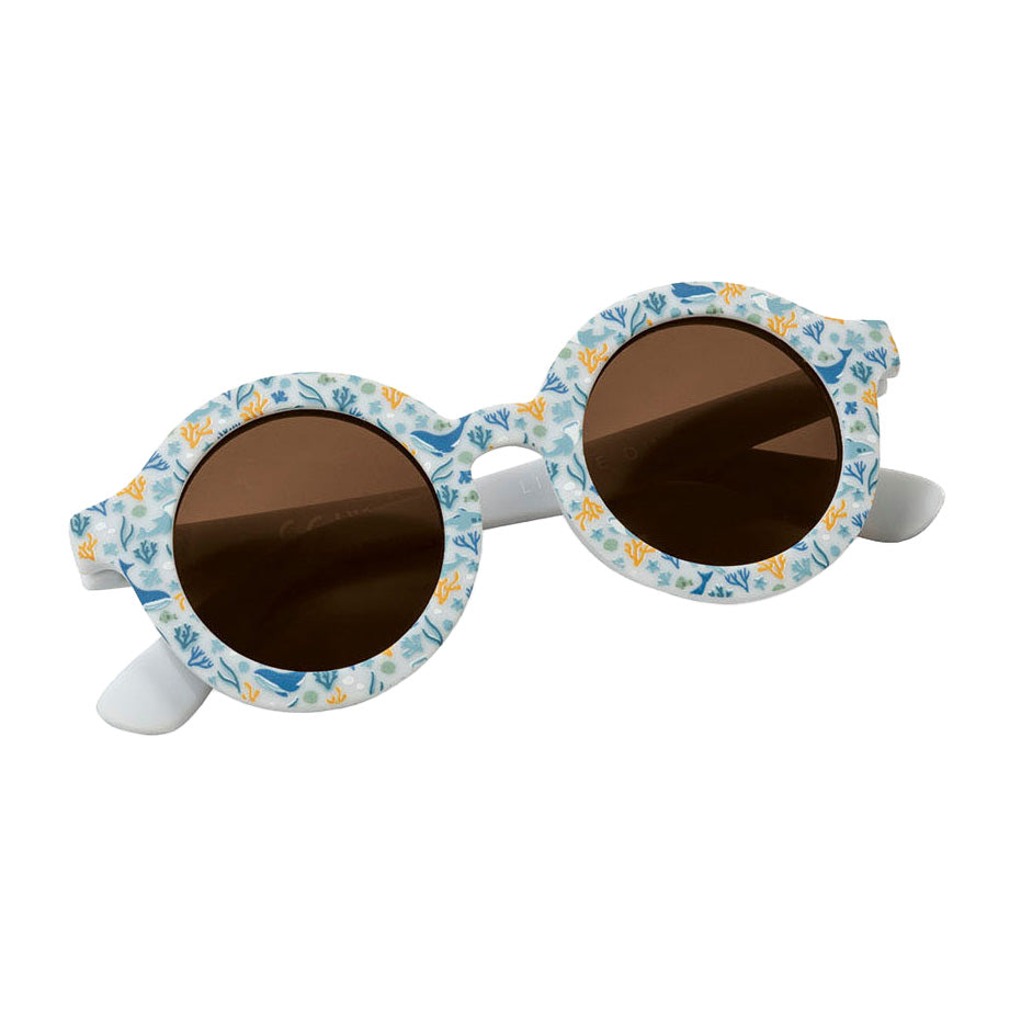 Little néerlandais de lunettes de soleil pour enfants