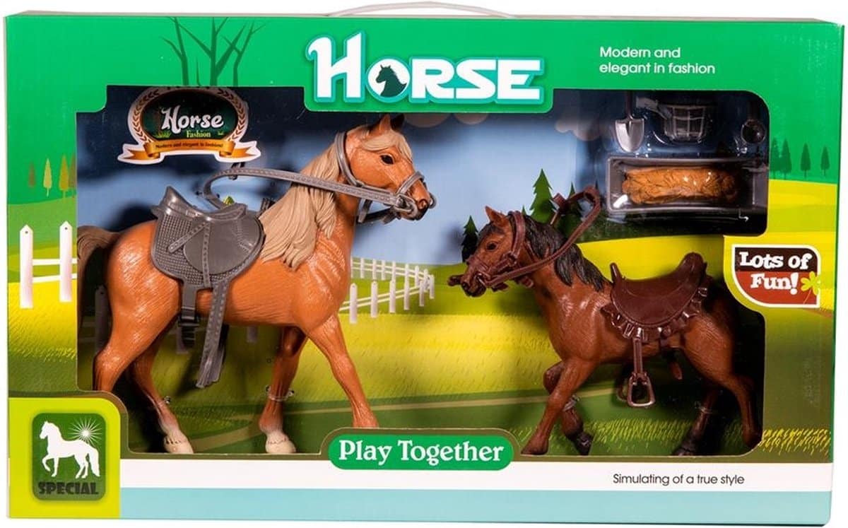 Cheval à cheval avec poulain et divers accessoires