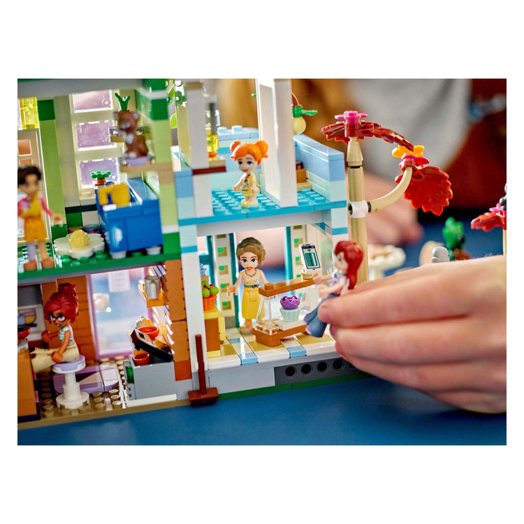 LEGO LEGO Friends 42670 Heartlake City Apartments and Shops