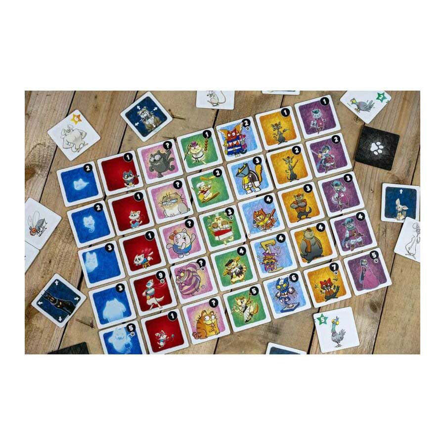 Gang de chats de jeux de gobelins blancs