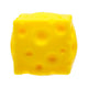 Jono Toys presse un bloc de fromage