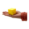 Jono Toys presse un bloc de fromage