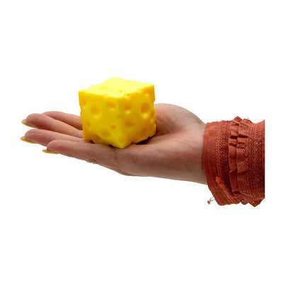 Jono Toys presse un bloc de fromage