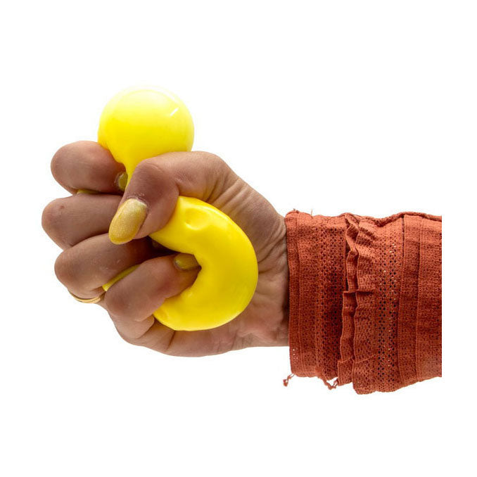 Jono Toys presse un bloc de fromage