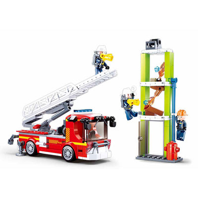 Exercice de voiture d'échelle de la brigade des pompiers de Sluban