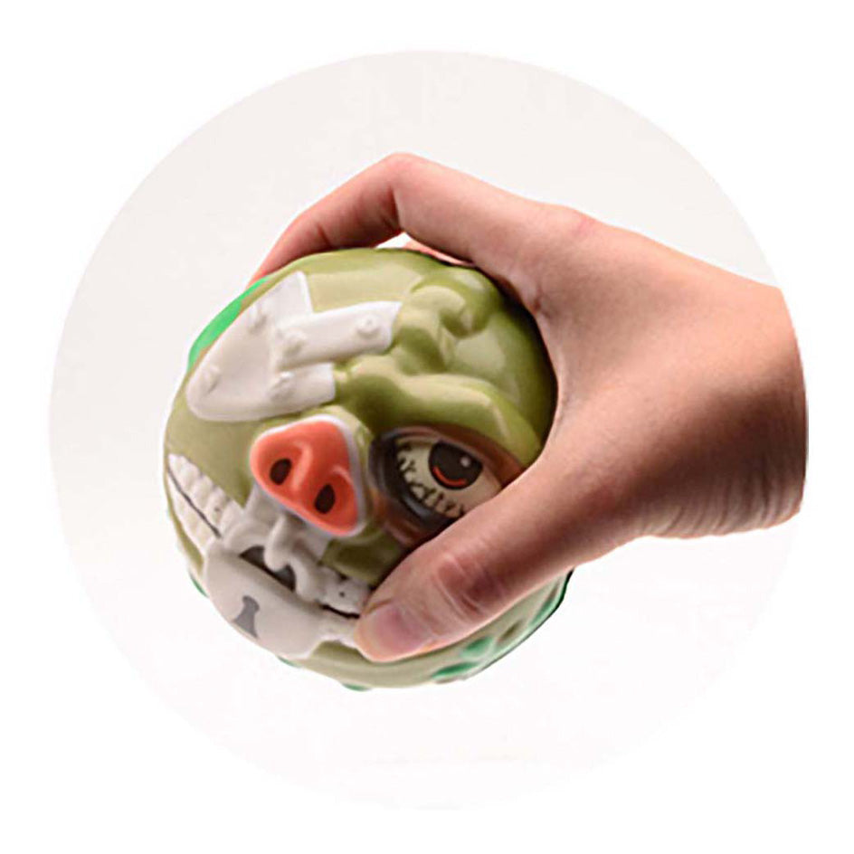 Johntoy presse la boule de monstre