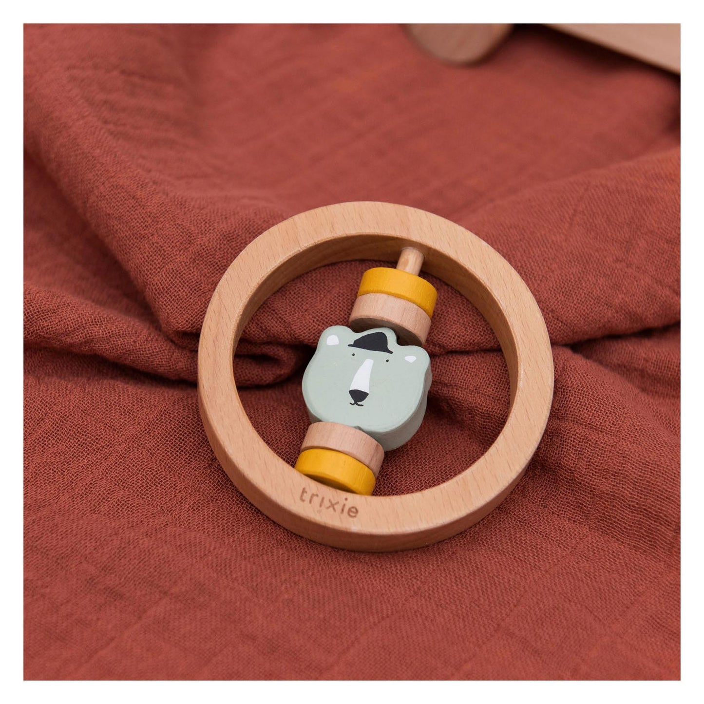 Trixie Wooden hochet autour de M. Ours