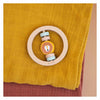 Trixie Wooden hochet autour de M. Lion