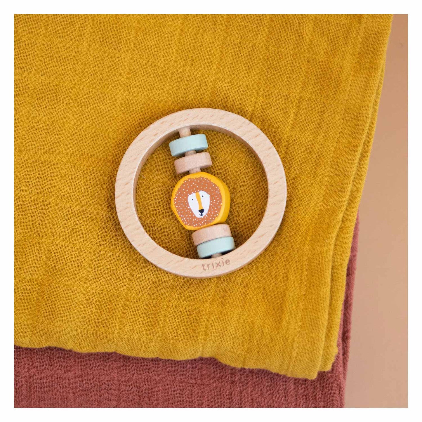Trixie Wooden hochet autour de M. Lion
