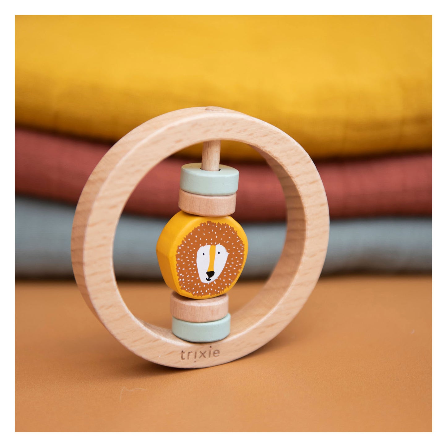 Trixie Wooden hochet autour de M. Lion