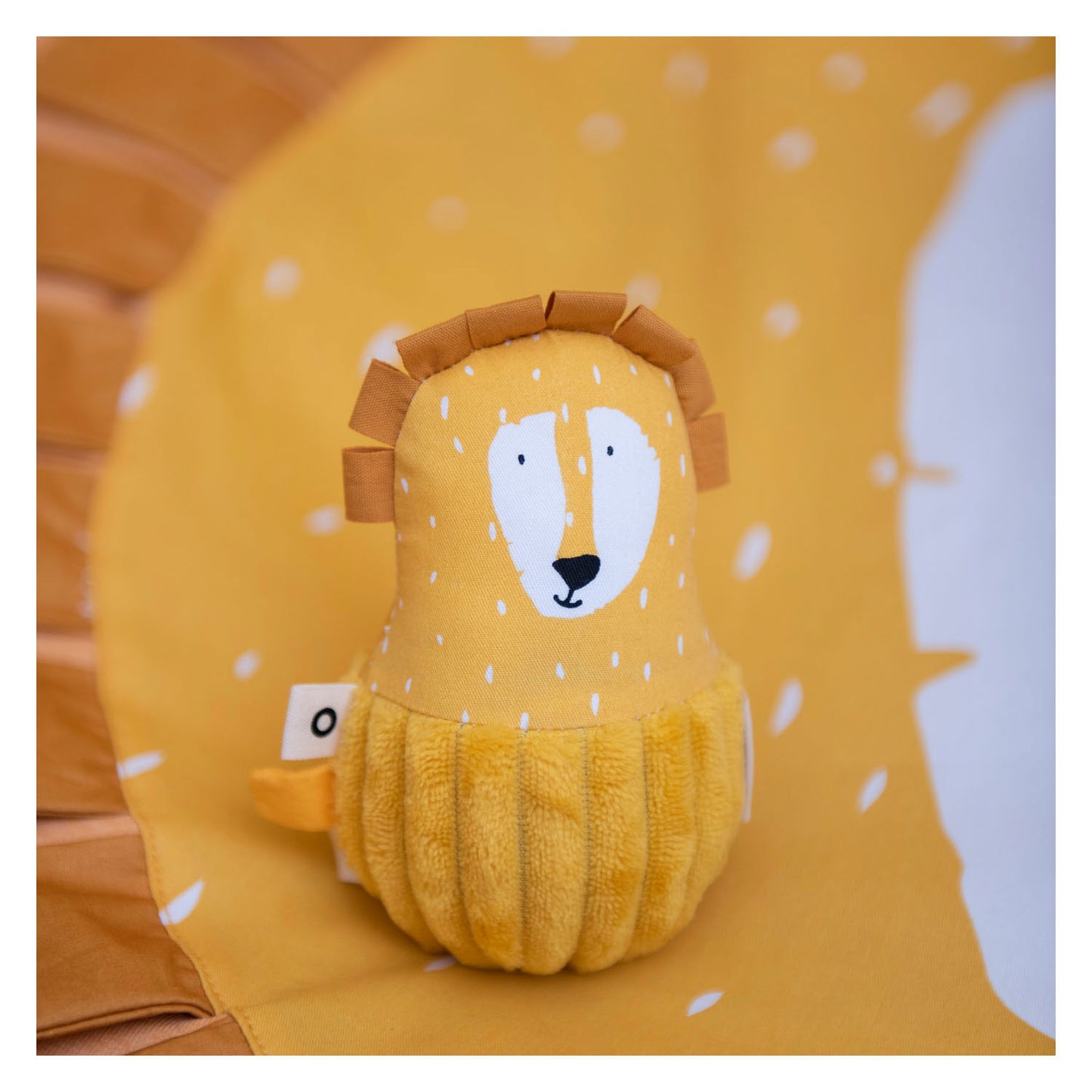 Trixie Mini Duikelaar étreigne M. Lion