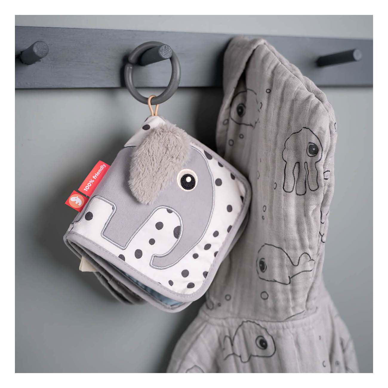 Fait par le livre d'activités de cerf Elphee Gray