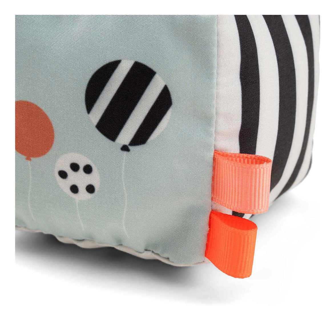 Fait par le contraste de cerf Cube Happy Clouds