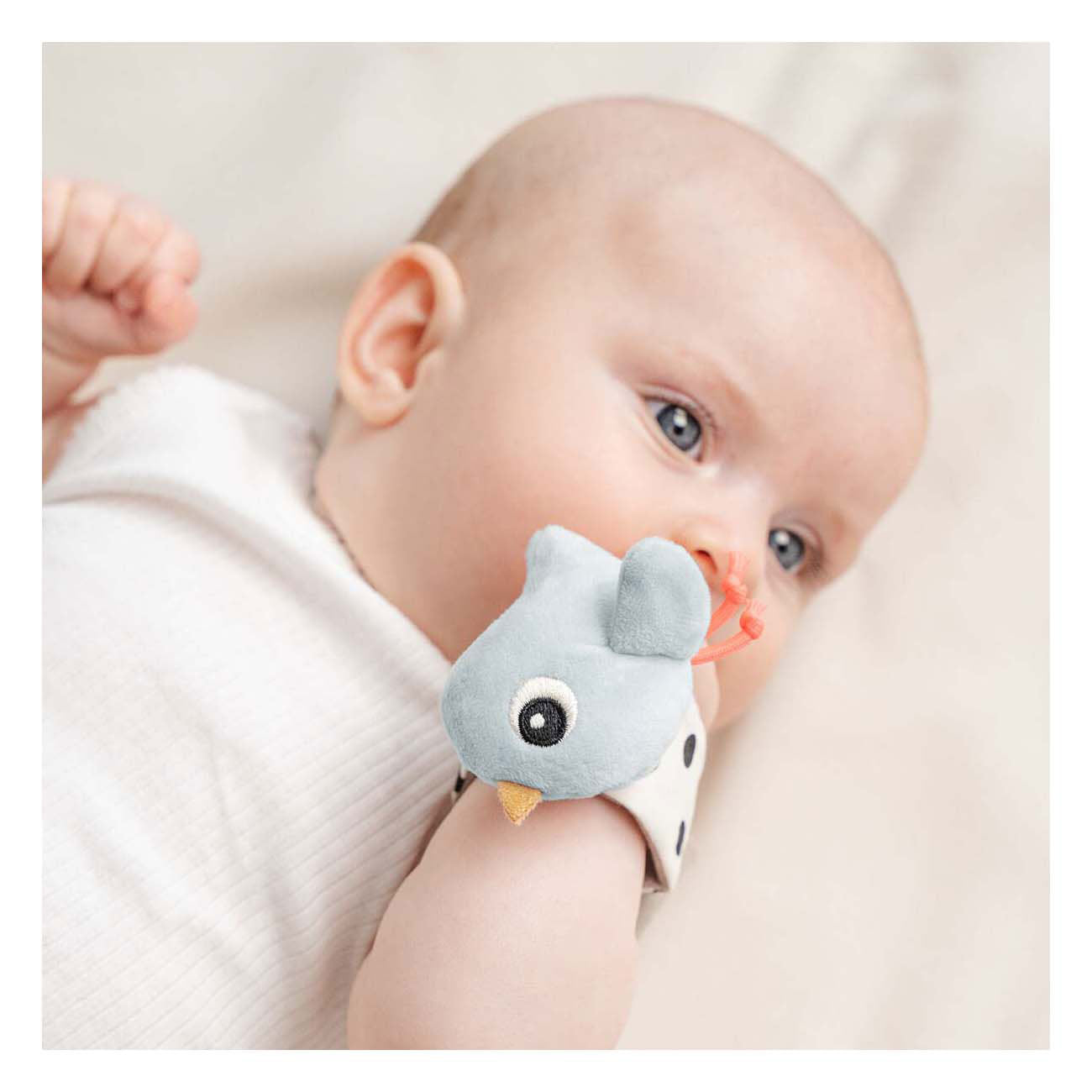 Fait par le poignet de cerf Rattle Happy Clouds Blue, 2e.