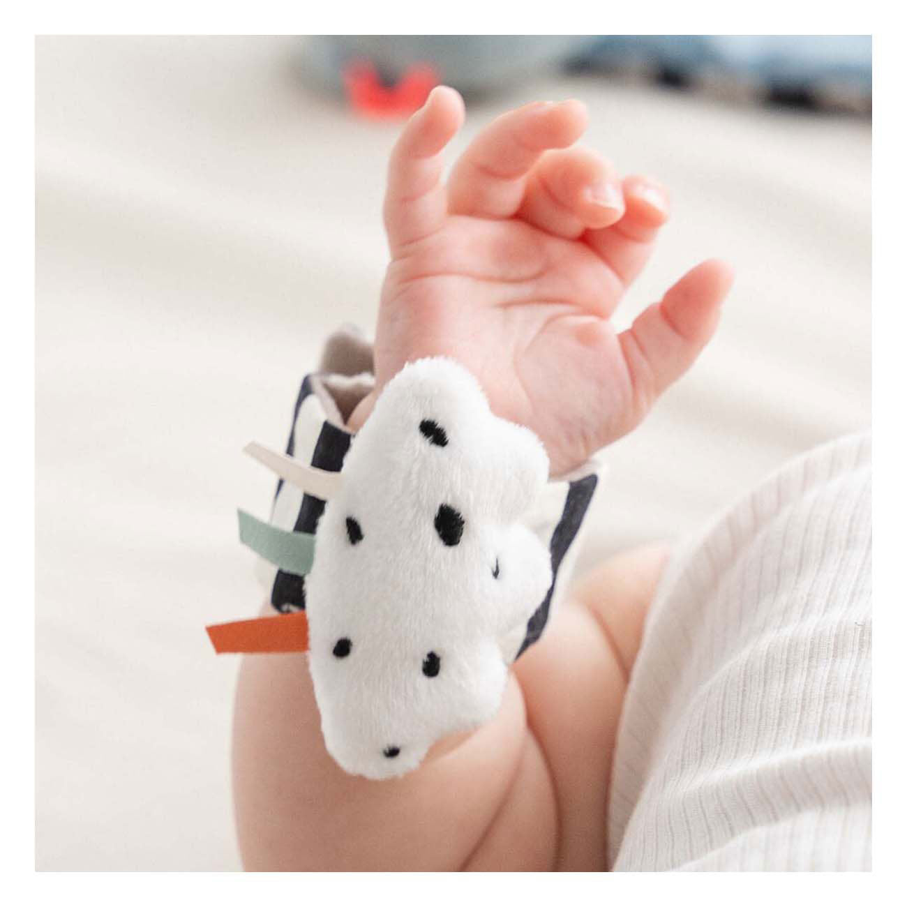 Fait par le poignet de cerf Rattle Happy Clouds Blue, 2e.