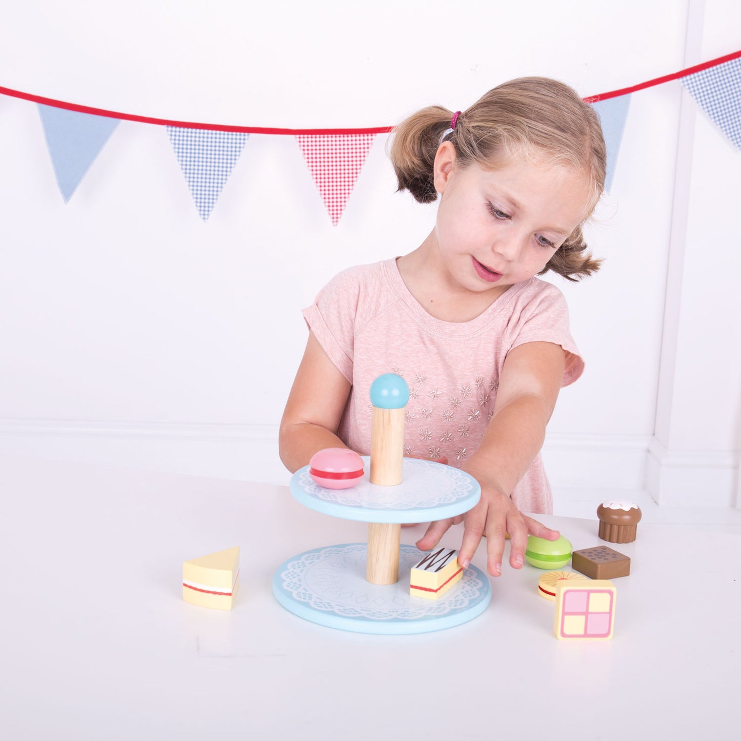 Bigjigs en bois etagere avec des gâteaux