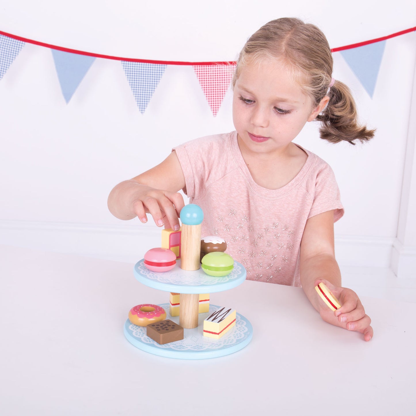 Bigjigs en bois etagere avec des gâteaux