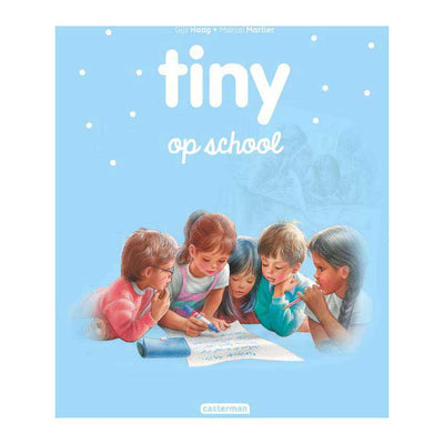Une maison d'édition standard minuscule à l'école