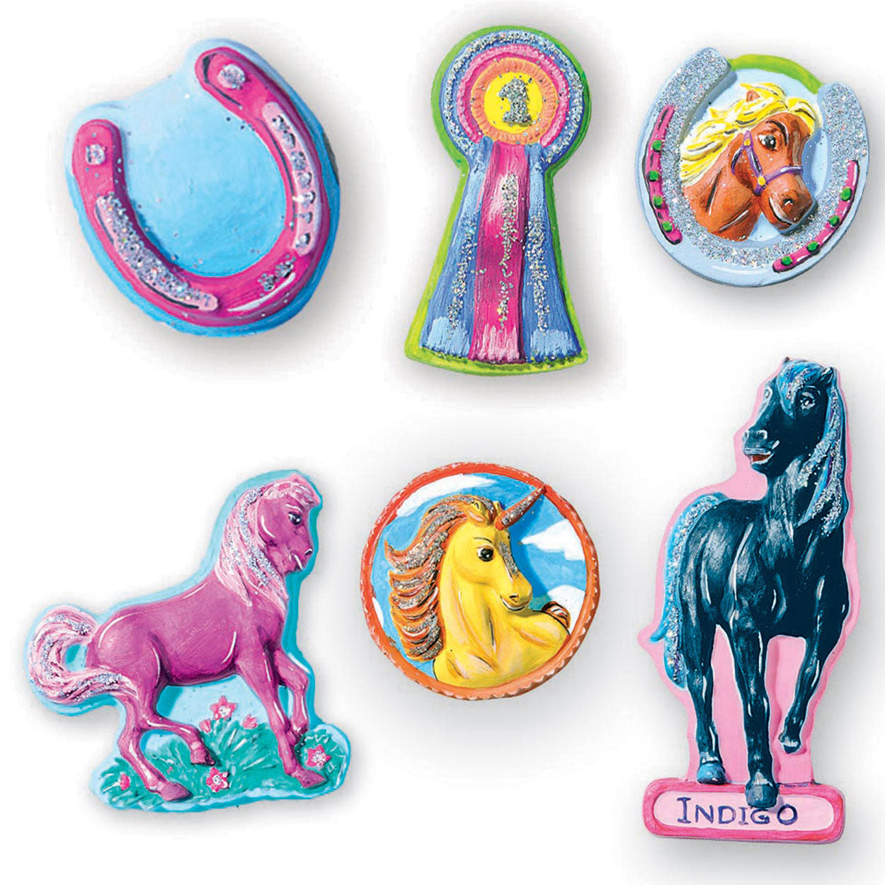 Ses girss jouant et peignant cheval